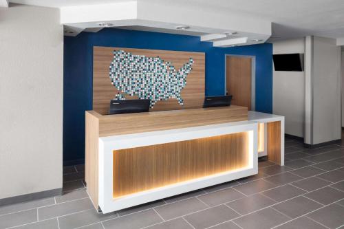 ラピッドシティにあるMicrotel Inn & Suites by Wyndham Rapid Cityの牛の看板が壁に貼られたロビー