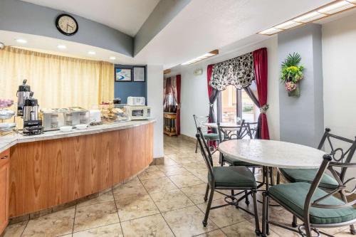 een keuken en eetkamer met een tafel en stoelen bij Econo Lodge Inn & Suites Macon North in Macon