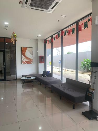 Fotografie z fotogalerie ubytování Apateu Studio Sharia - Unit lengkap, tinggal bawa koper! at Apartemen Bandaraya Tallasa City v destinaci Pacinongong