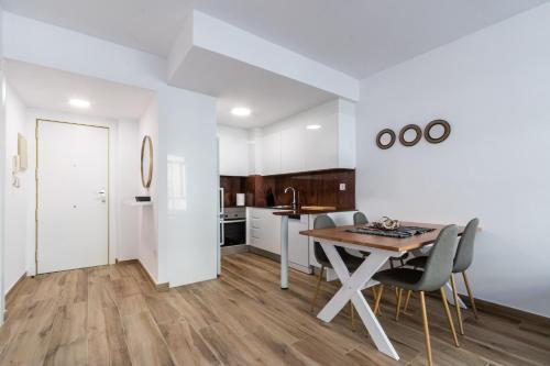 a kitchen and dining room with a table and chairs at Papa Pius in Sabadell