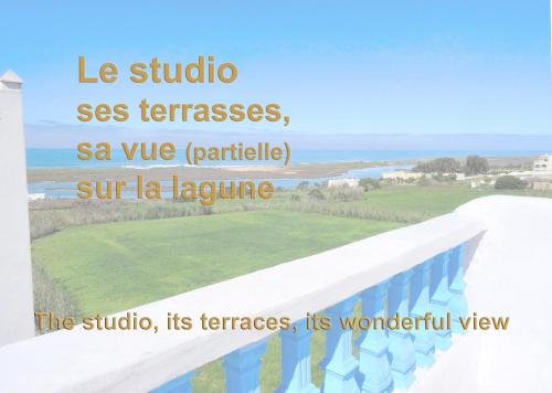a picture of a beach with the words le studio sees temes as va at Maison de la Lagune in Oualidia