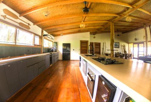 Η κουζίνα ή μικρή κουζίνα στο Baha Baha Villa Sailo Hts Mentawai Hollow Trees