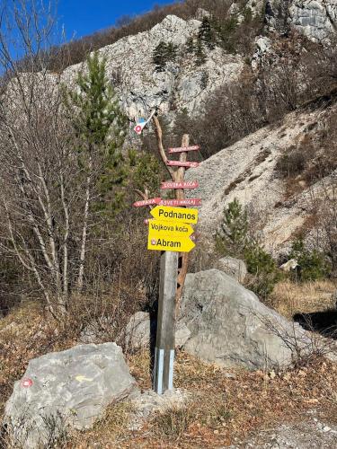 a sign on the side of a mountain at Apartment Rozalka Vipava valley in Podnanos
