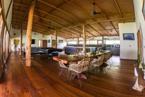 Χώρος καθιστικού στο Baha Baha Villa Sailo Hts Mentawai Hollow Trees