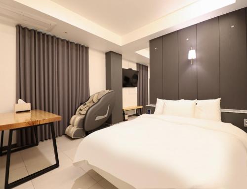 Giường trong phòng chung tại Hwaseong Wall Hotel