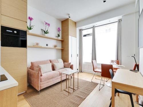 un salon avec un canapé et une table dans l'établissement Charming Apt - 1BD 4P - Invalides Bon Marché, à Paris