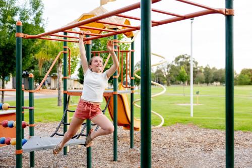 Zona de juegos infantil en BIG4 Red Cliffs Caravan Park