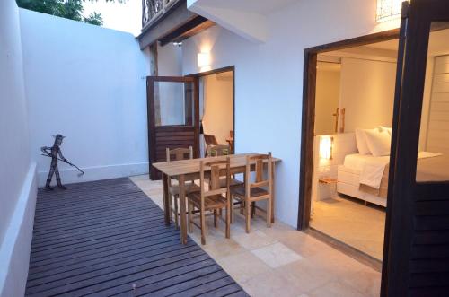 a dining room with a table and a bedroom at Arca do Noah in Jericoacoara