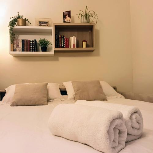 - un lit blanc avec une couverture blanche au-dessus dans l'établissement Chez Juliette au cœur du Vieux-Lyon, à Lyon