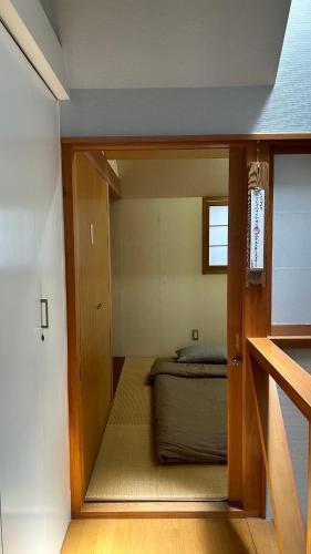 a small bedroom with a bed in a room at KUMANO家-CoCo- in Shingu