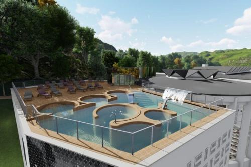 une piscine au-dessus d'un bâtiment dans l'établissement Appartement 2 personnes cures ski luchon, à Luchon