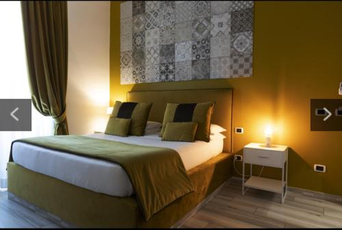 une chambre avec un grand lit et une table de chevet dans l'établissement Le Stanze di Elisa, à Rome