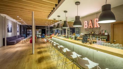 restauracja z barem z krzesłami i stołami w obiekcie Apartament Lazurowy 53 z tarasem i SPA w mieście Gródek Nad Dunajcem