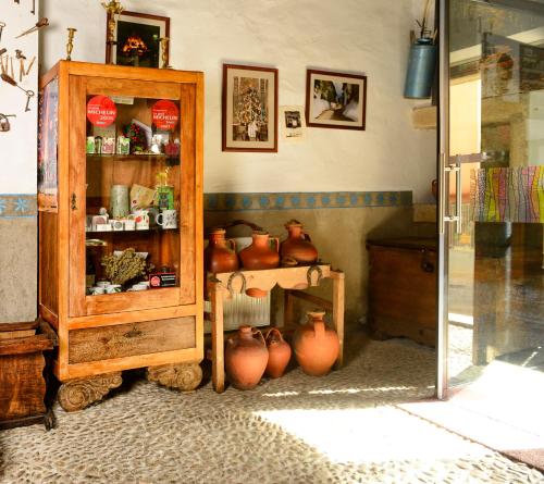 a room with vases and a wooden cabinet at Antigua Posada, Valle del Jerte in Tornavacas