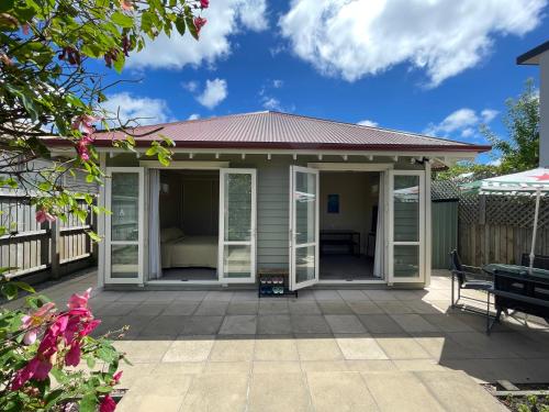 a pavilion with a roof on a patio at Cosy & new CNZhouse with yard in Christchurch
