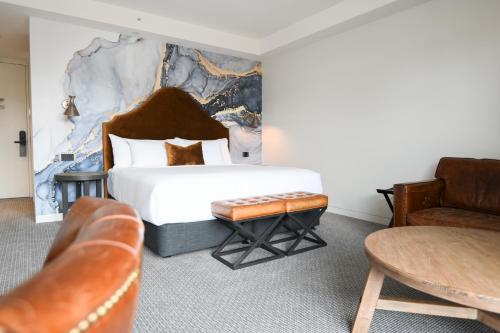 Ένα ή περισσότερα κρεβάτια σε δωμάτιο στο Lake Jindabyne Hotel