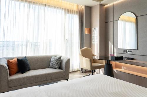 a room with a couch and a table and a window at E-DA Royal Hotel in Dashu