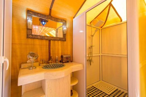 a bathroom with a sink and a shower at Merzouga Desert Campsite &Activities in Merzouga