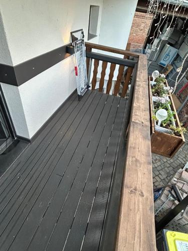 a deck with a basket on the side of a house at Am Storchennest in Ummendorf