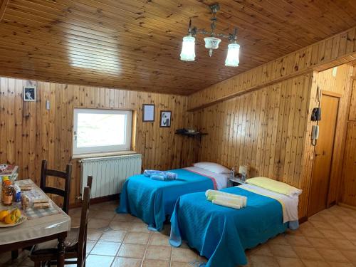 Postel nebo postele na pokoji v ubytování MADONIE Guest House