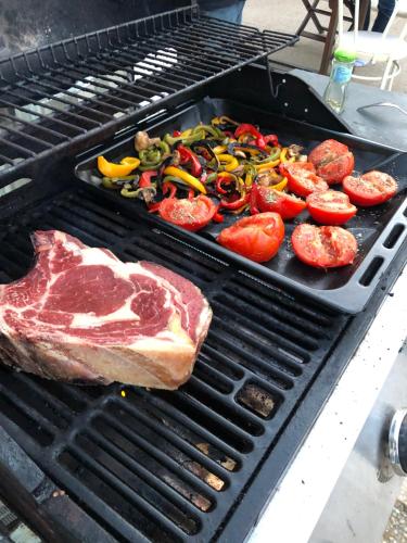 una bistecca e verdure che cuociono su una griglia di Gîte duo à la campagne Les Grandes Maisons SPA HAMMAM accès avec sup a Lorris