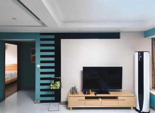 TV a/nebo společenská místnost v ubytování Eastview Garden Elegant Place
