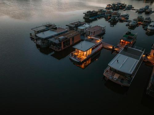an aerial view of a dock with boats in the water at Floatinghouses Zehdenick in Zehdenick