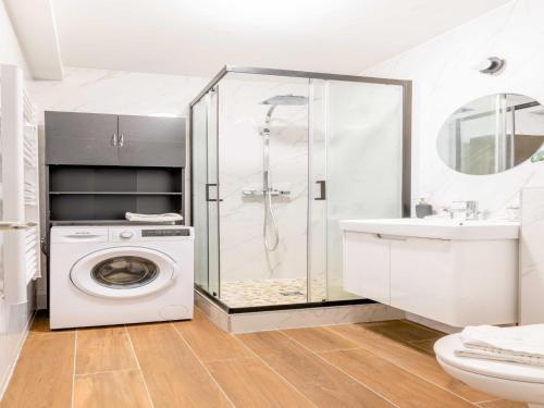 Chic Parisian 1-Bedroom Apartment in Vibrant 10th Arr - Mobility Lease