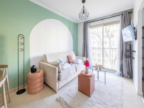Chic Parisian 1-Bedroom Apartment in Vibrant 10th Arr - Mobility Lease