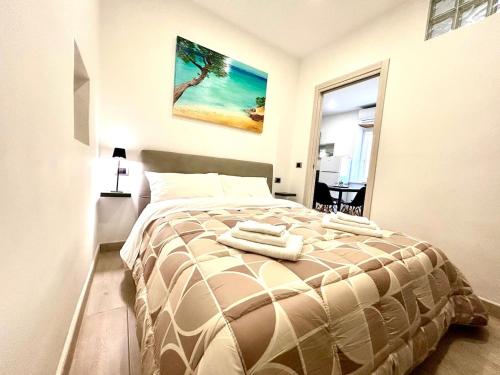 a bedroom with a bed with two towels on it at Romantica casa con camino Centro storico Vasanello in Vasanello