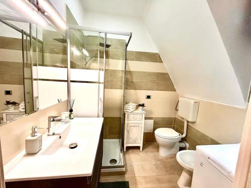 a bathroom with a sink and a toilet at Romantica casa con camino Centro storico Vasanello in Vasanello