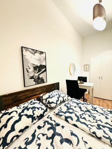 Charming 5BR Shared Apt, Minutes from Atzgersdorfにあるベッド