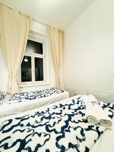 Charming 5BR Shared Apt, Minutes from Atzgersdorfにあるベッド