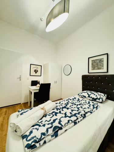 Charming 5BR Shared Apt, Minutes from Atzgersdorfにあるベッド