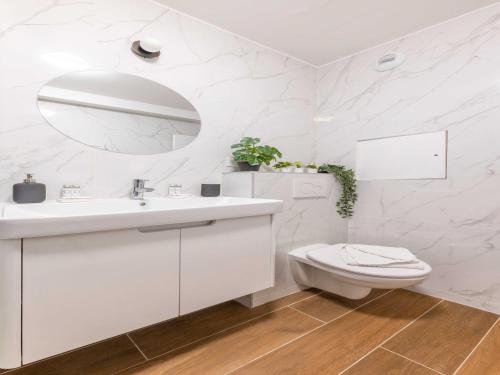 Chic Parisian 1-Bedroom Apartment in Vibrant 10th Arr - Mobility Lease