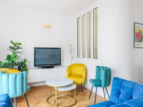 Μια τηλεόραση ή/και κέντρο ψυχαγωγίας στο Charming flat with balcony - Mobility lease
