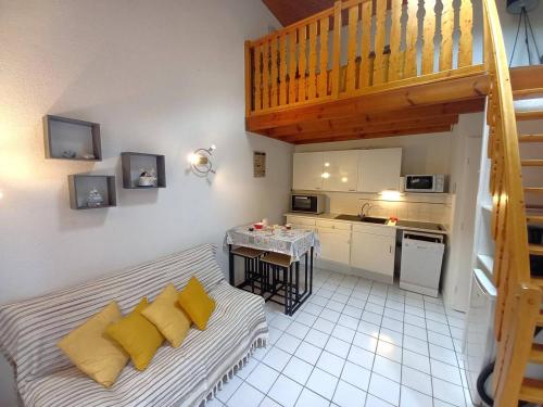 un salon avec un canapé et une cuisine dans l'établissement La Palmyre - AGREABLE VILLA MITOYENNE - PISCINE COLLECTIVE, aux Mathes