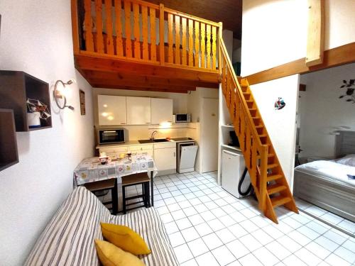 - une petite cuisine avec un escalier dans une chambre dans l'établissement La Palmyre - AGREABLE VILLA MITOYENNE - PISCINE COLLECTIVE, aux Mathes