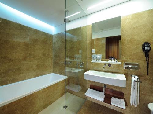 Ένα μπάνιο στο Hotel de Guimaraes Business & SPA