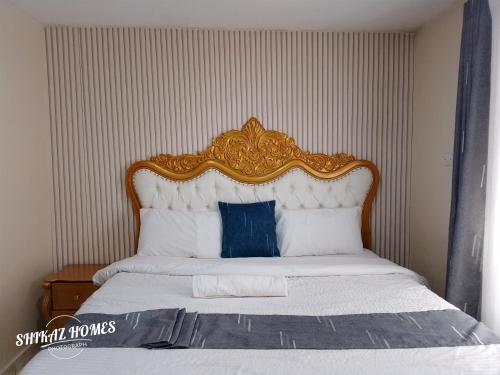 En eller flere senge i et værelse på Shikaz BnB