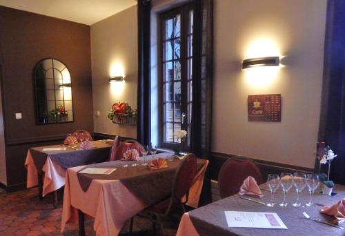 A restaurant or other place to eat at Hotel Restaurant Le Cygne