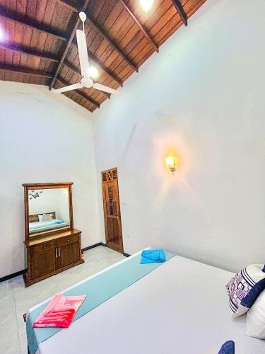 Postel nebo postele na pokoji v ubytování Srisara Villa Galle
