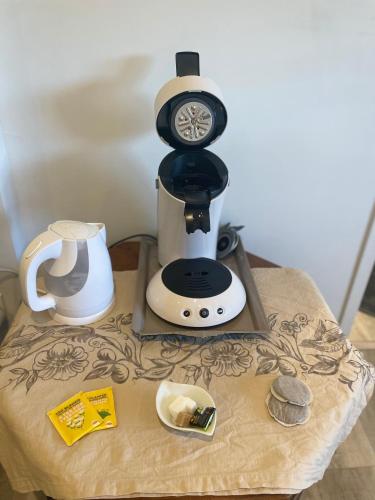 un mixeur assis au-dessus d'une table dans l'établissement Gîte à la campagne Les Grandes Maisons Espace jacuzzi hammam SPA, à Lorris