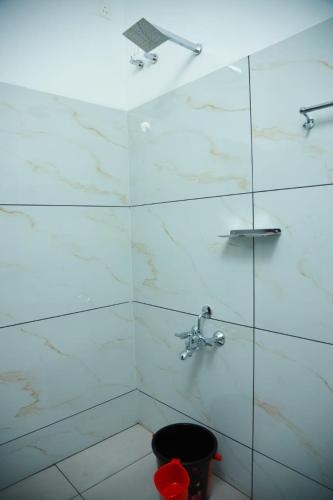 a bathroom with a shower with a glass door at Marari Arattukulam Villa in Mararikulam