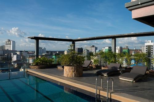 クロン・ポイペトにあるHak Huot Hotel Iの市街の景色を望む屋上プール(椅子付)