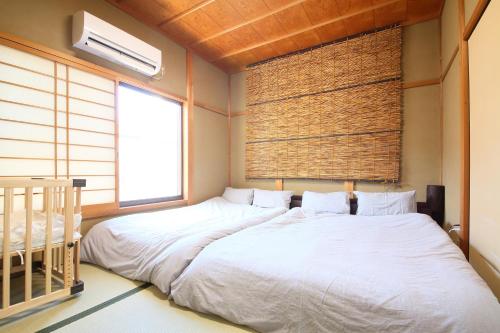 a bedroom with a large bed in a room at 一棟貸し宿 ローカルプライド大和高田 in Yamatotakada