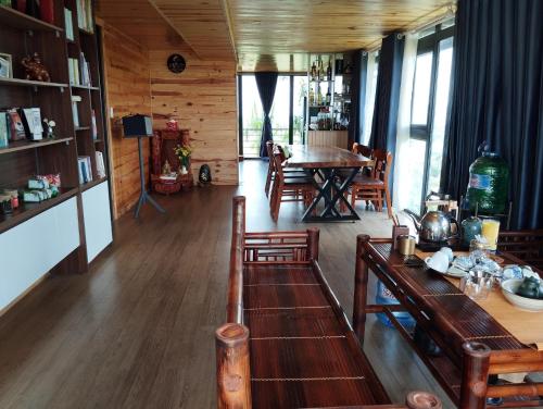a living room with a table and a dining room at Đồi Mây Homestay Bảo Lộc in Bao Loc
