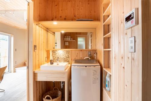 - une salle de bains dans une petite maison avec lavabo dans l'établissement 富津オフグリッドハウス - Futtsu Seaside Off-Grid House with Private Sauna, à Futtsu