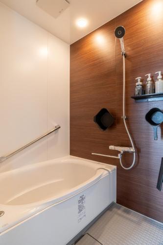 a bathroom with a tub and a shower at 富津オフグリッドハウス - Futtsu Seaside Off-Grid House with Private Sauna in Futtsu