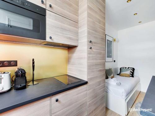 Air-conditioned studio near Arc Triomphe